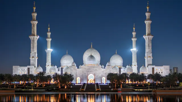 倒映水面的谢赫扎耶德大清真寺夜景
