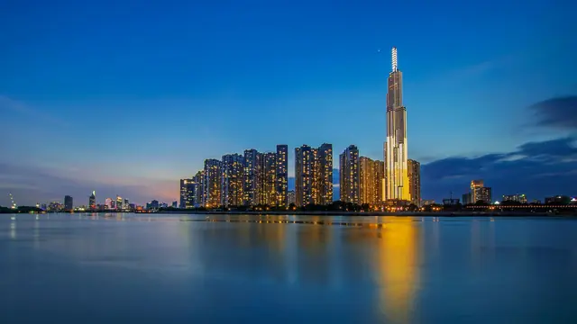 西贡河倒映的Landmark 81与胡志明市夜景天际线