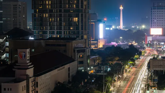 灯火中的民族独立纪念碑与雅加达市区夜景