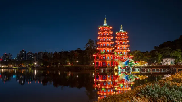 莲池潭倒映的龙虎塔灯光与高雄夜景