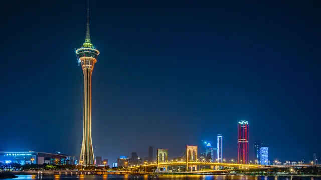澳门旅游塔与大桥灯光夜景