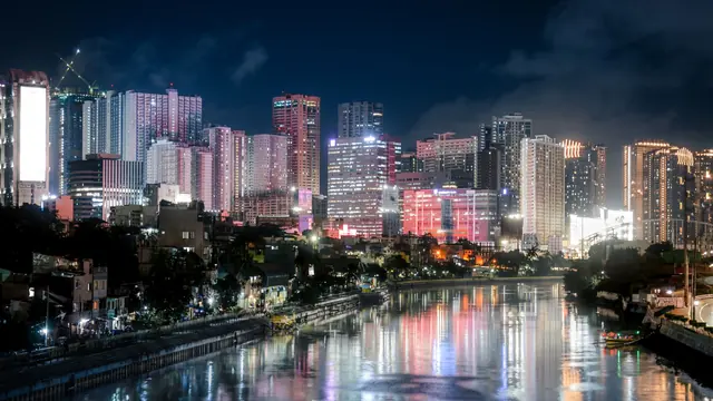 帕西格河倒映的马卡蒂天际线夜景