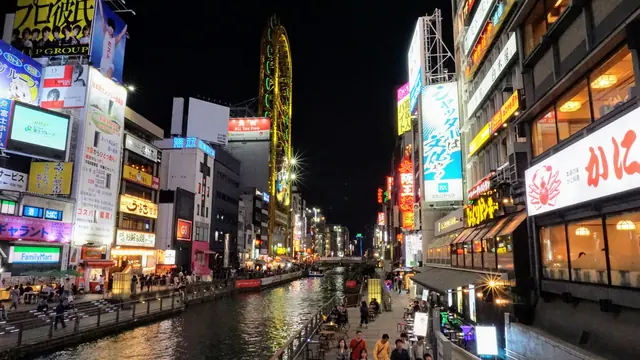 大阪道顿堀运河的霓虹灯夜景