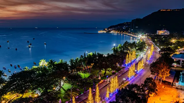 芭提雅湾海滨大道灯光与市区夜景