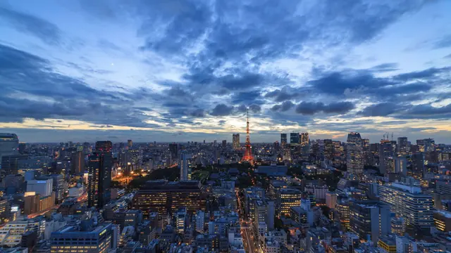 可见东京塔的东京天际线黄昏全景